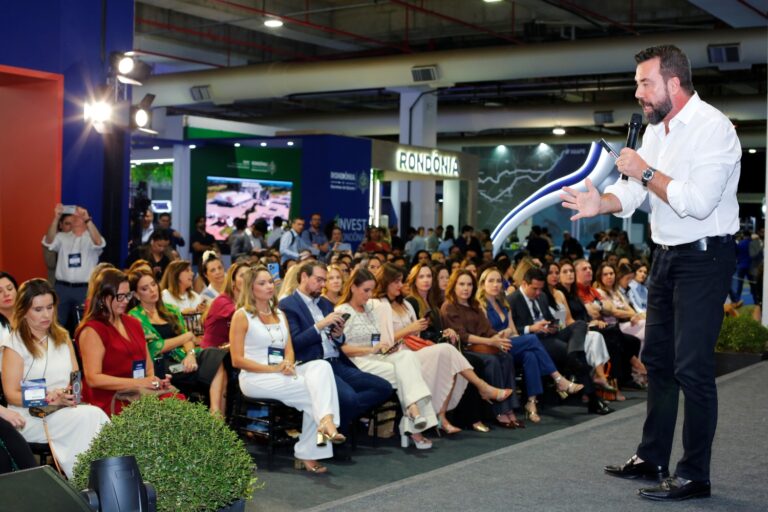 Leia mais sobre o artigo Palestrantes debatem a transformação de marcas com tecnologia e humanidade